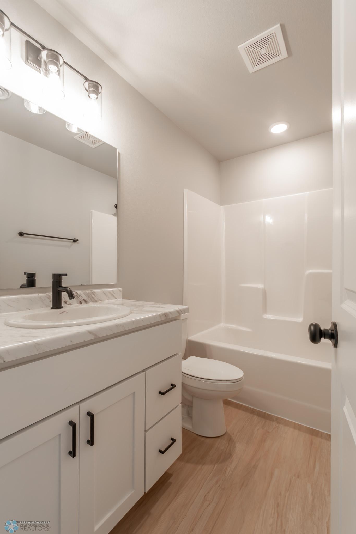 2531 Guest Bathroom.jpg
