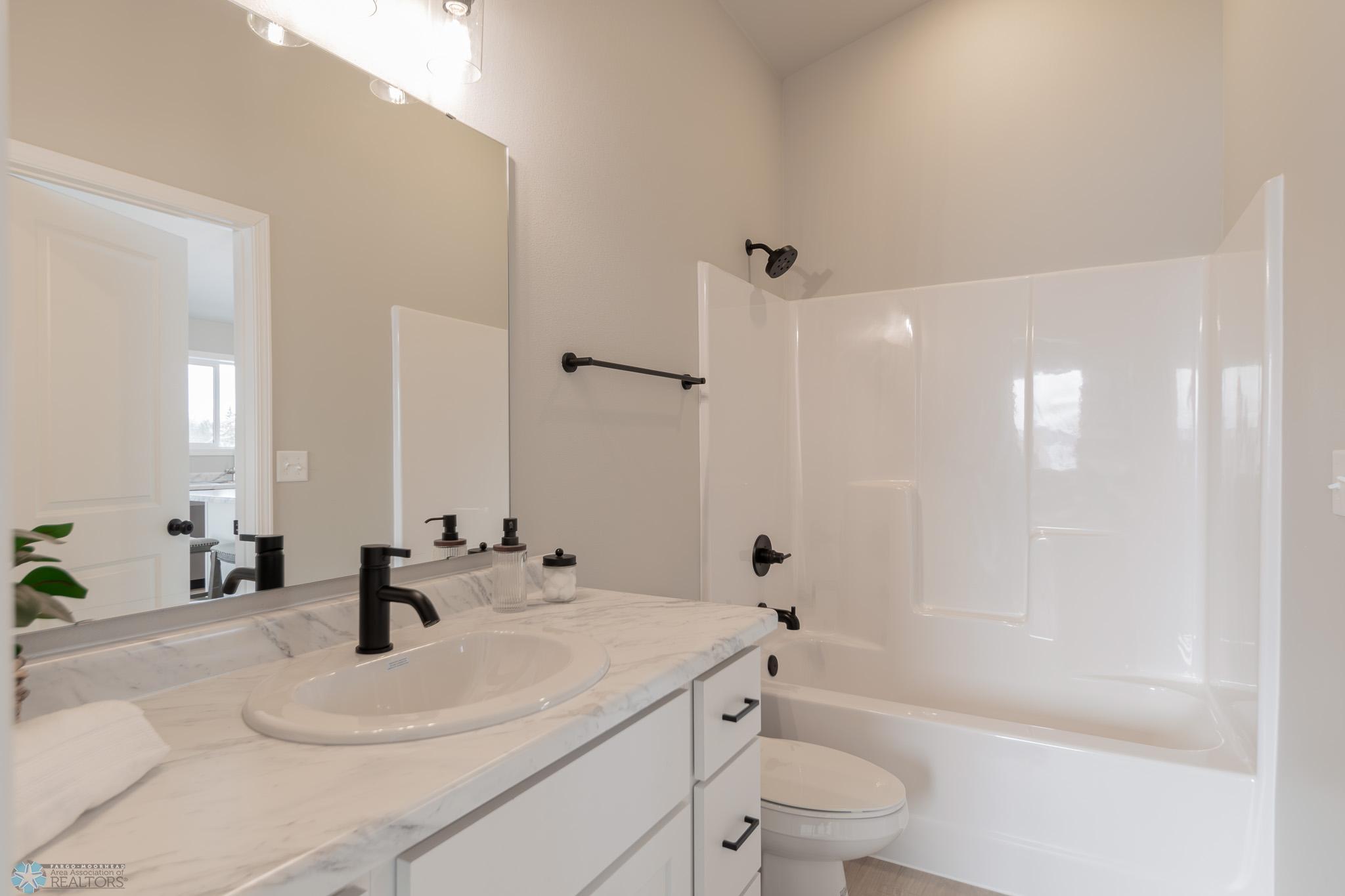 2531 Master Bathroom 2.jpg