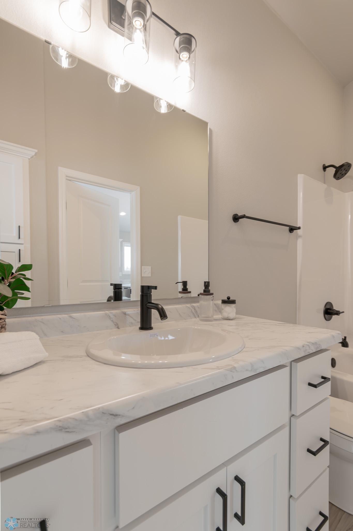 2531 Master Bathroom 4.jpg