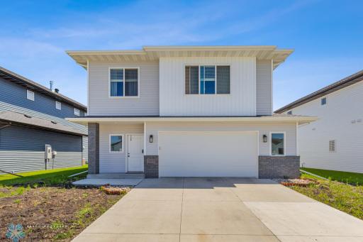 5511 Lori Lane W, West Fargo, ND 58078