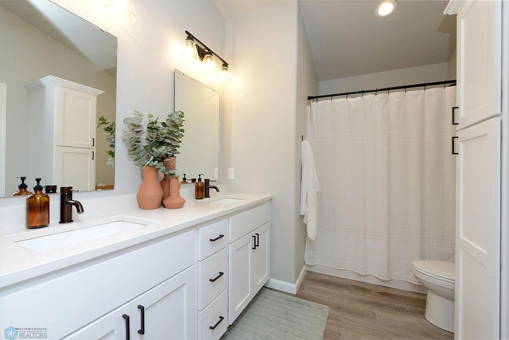 Hollywood full bath