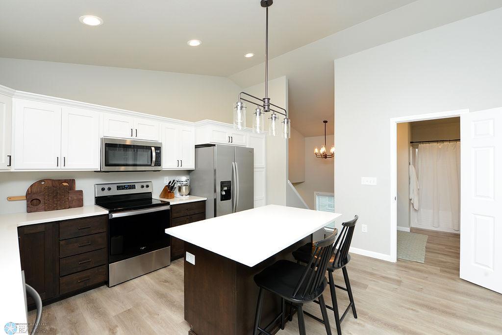 Kitchen w/quartz countertops