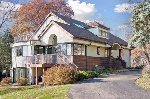 Perfect for entertaining with a circular estate driveway and separate driveway to the garage.