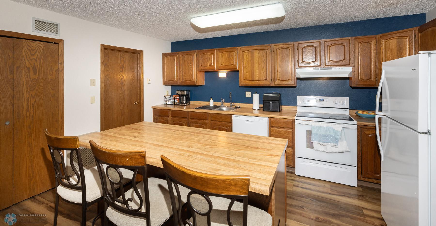 Kitchen w/Island