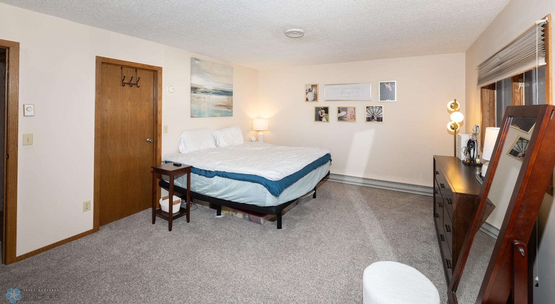 Large Primary Bedroom w/Lg Walk-In Closet
