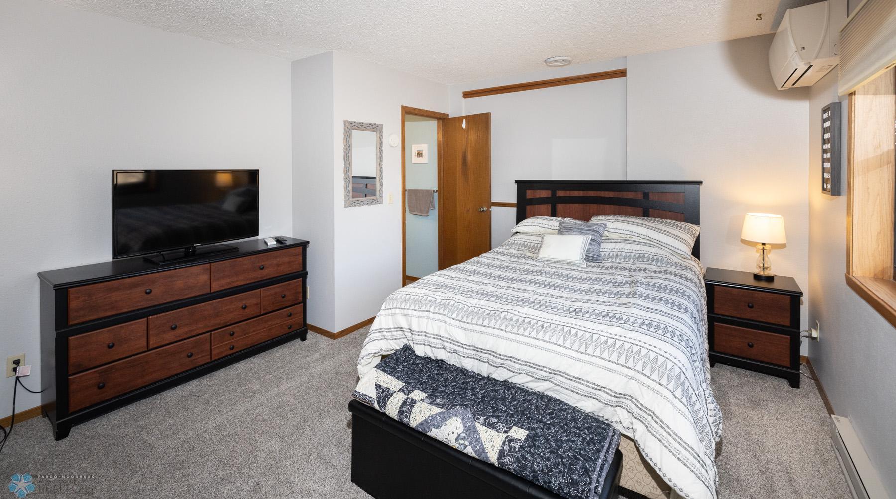 Large 2nd Bedroom w/Bathroom Access