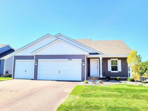 Welcome home to the Rushmore at Ravine Crossing in Cottage Grove! Photo is of actual home. Options and colors may vary. Ask Sales Agent for details.