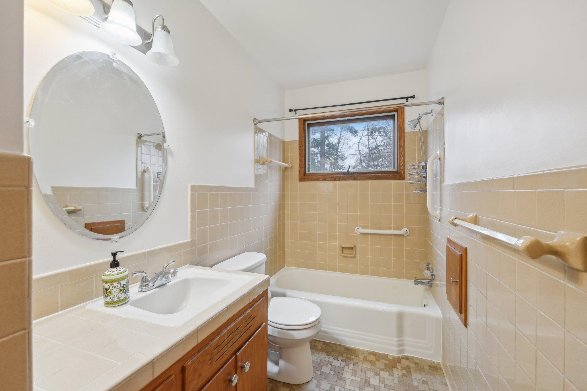 19-web-or-mls-Nicollet Ave 1-019.jpg