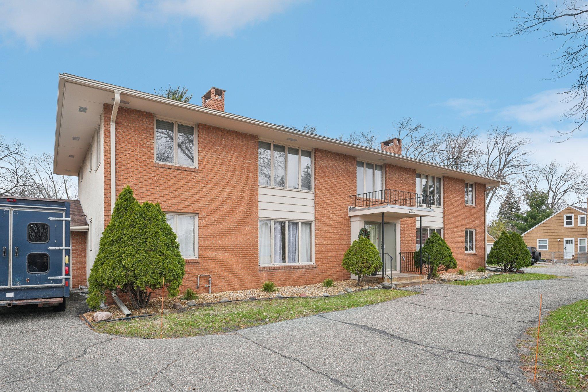 2-web-or-mls-Nicollet Ave 1-002.jpg