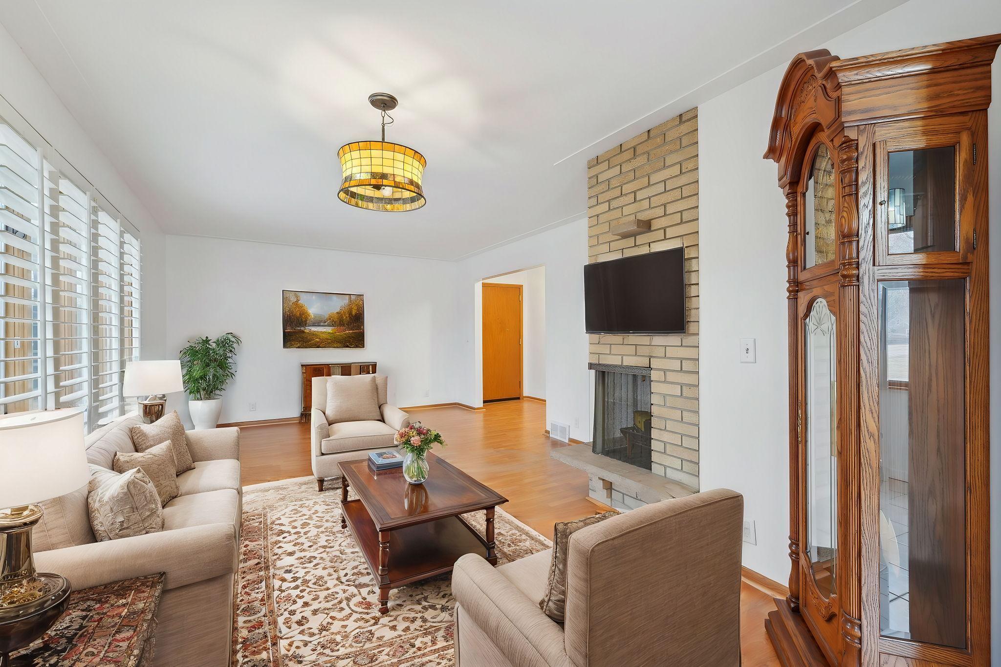 11-web-or-mls-Nicollet Ave 1-011 (2).jpg