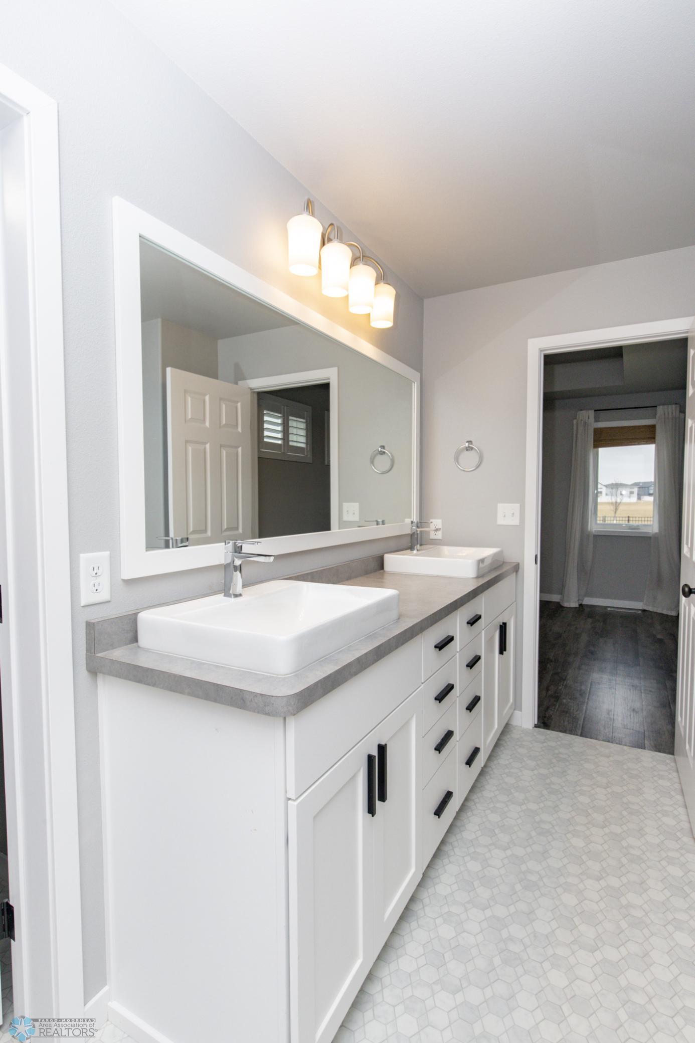 Master Bathroom - Full - Sep. Tub + Shower