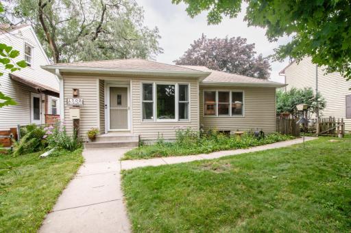 Welcome to 1508 Grotto Street North in Como Park!