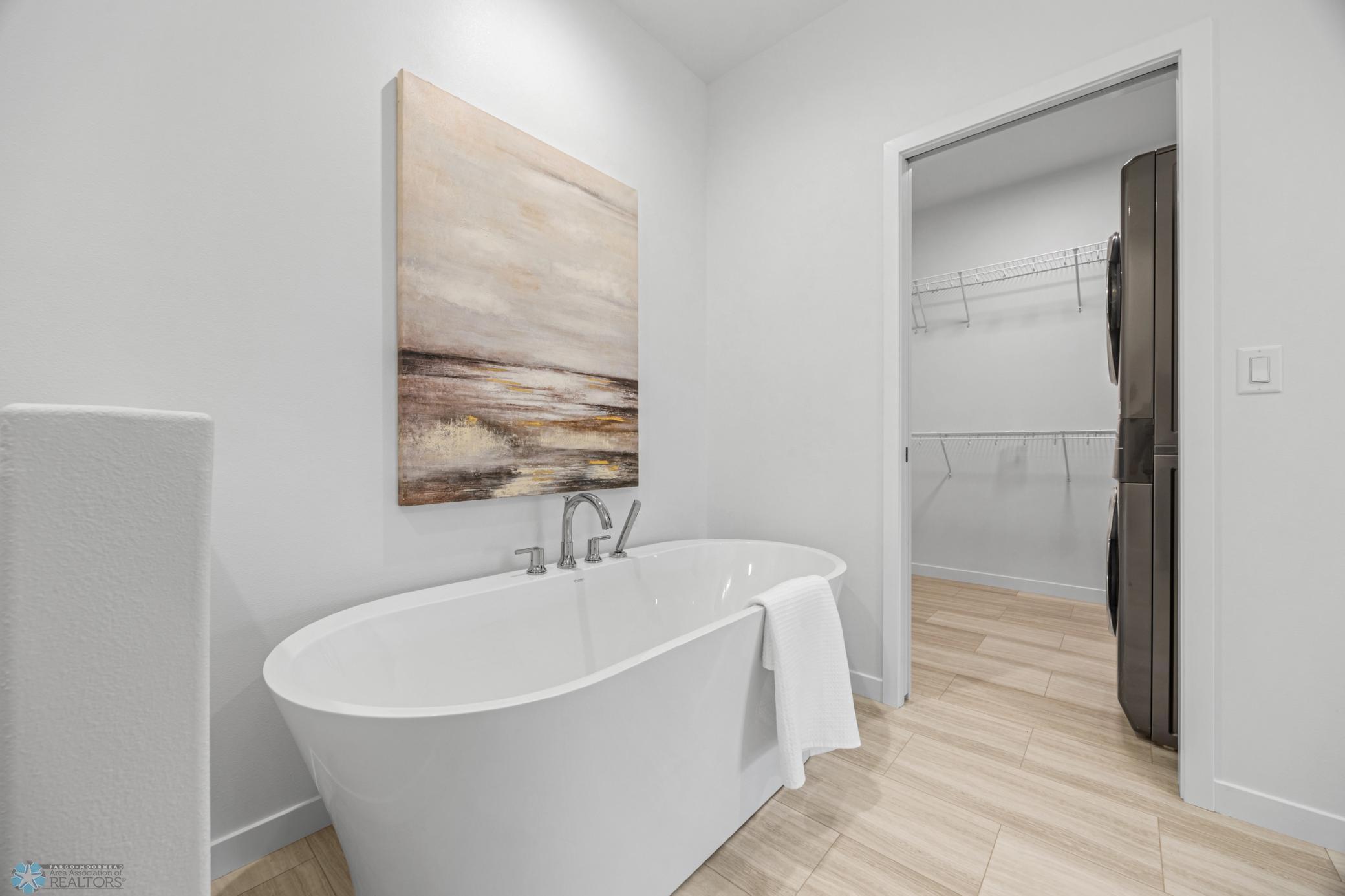 Primary Suite Soaker Tub