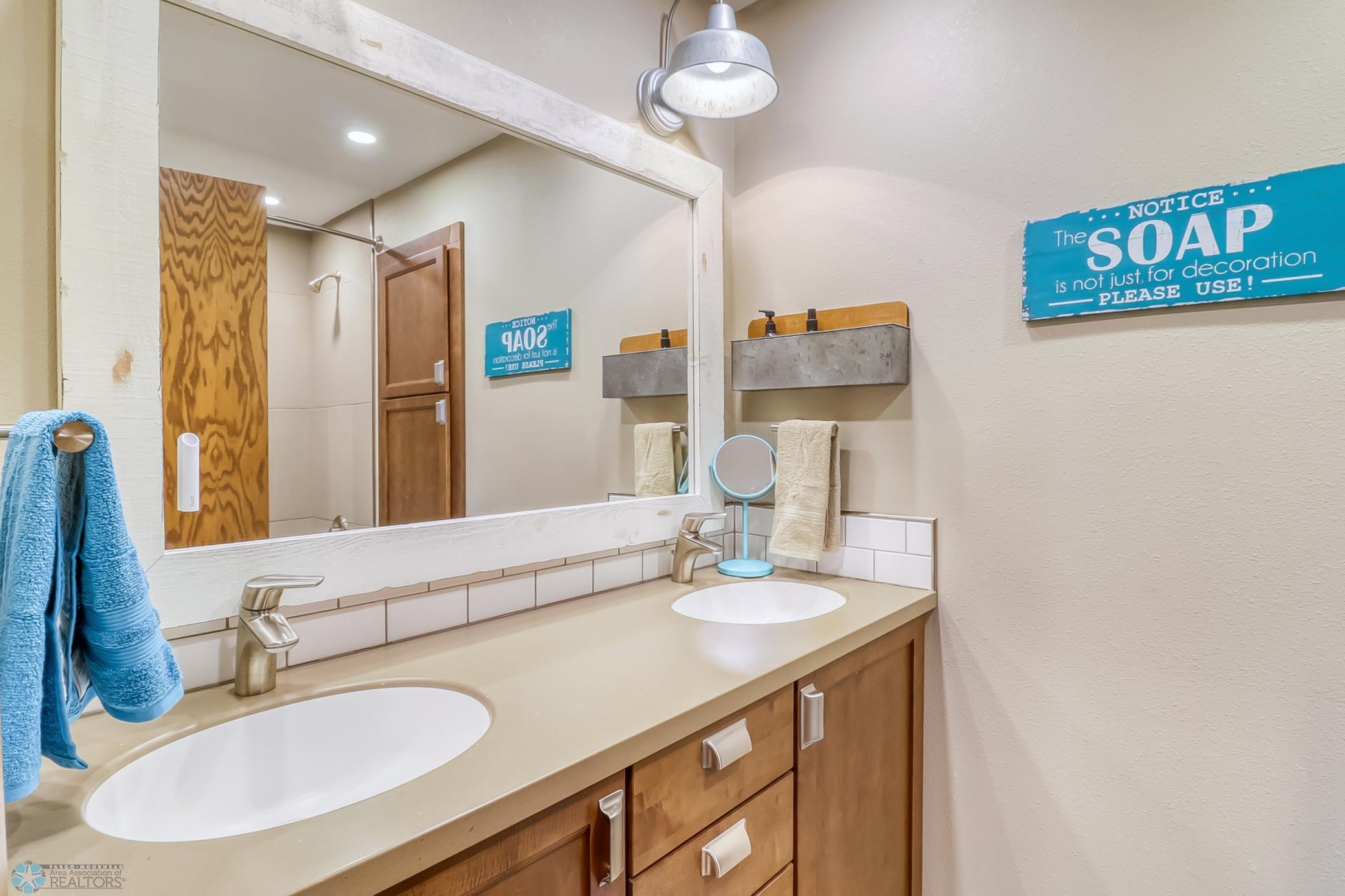 Upstairs Full Bathroom