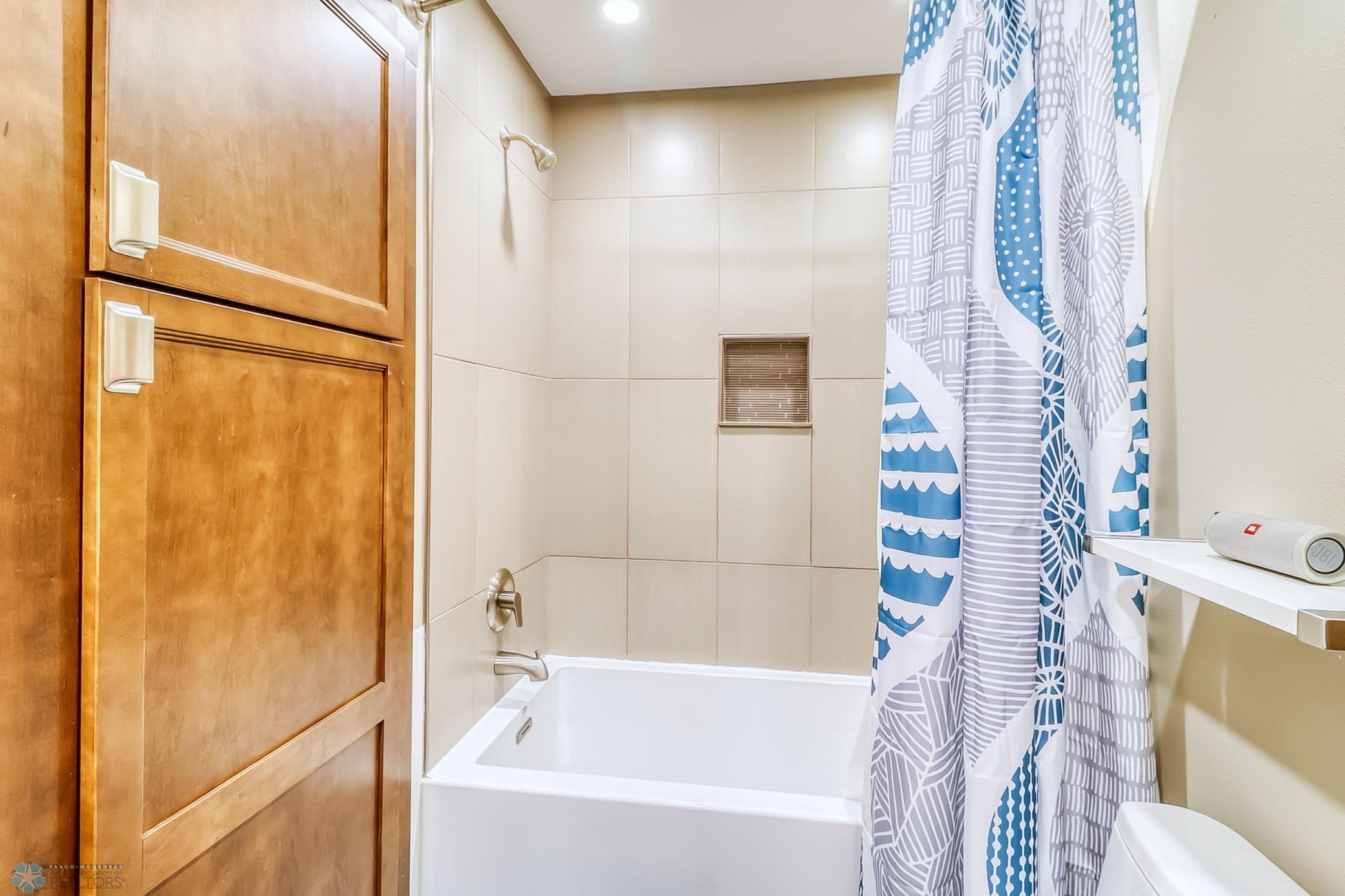 Upstairs Full Bathroom