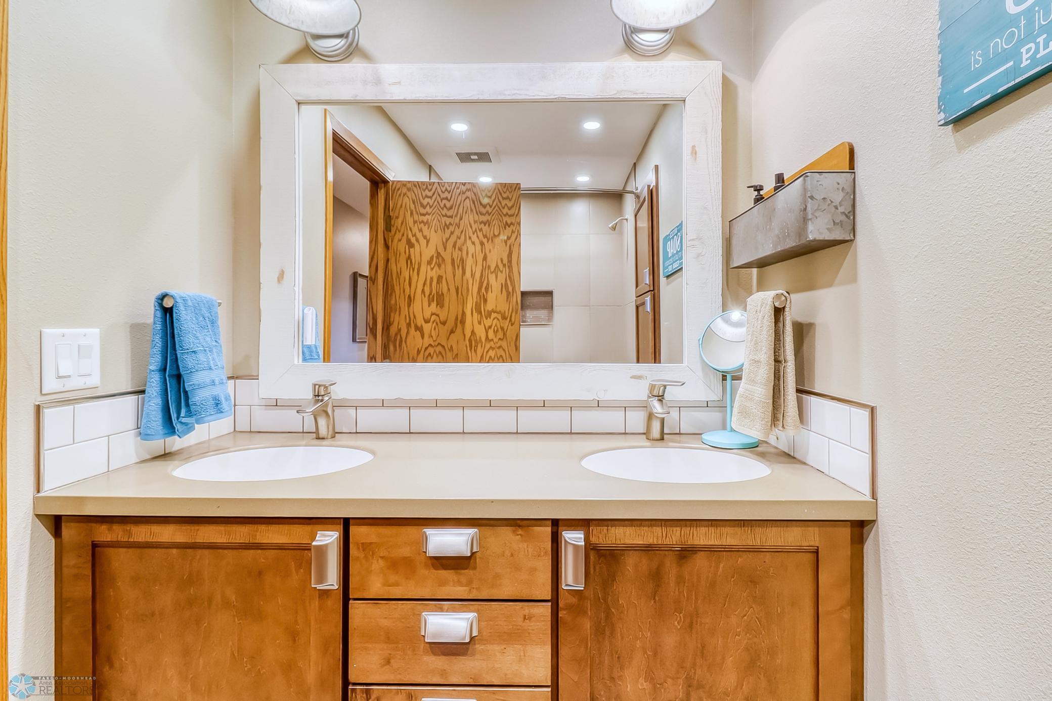 Upstairs Full Bathroom