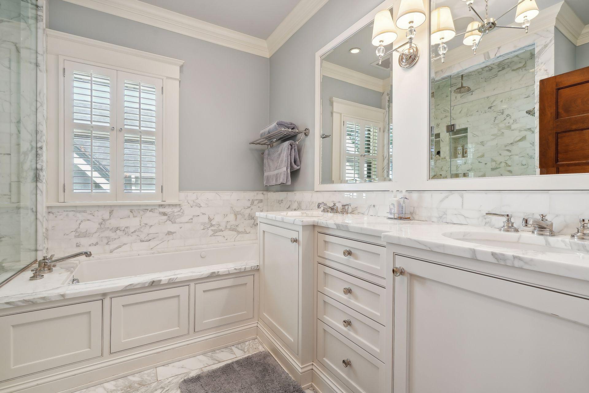 Full bath upstairs