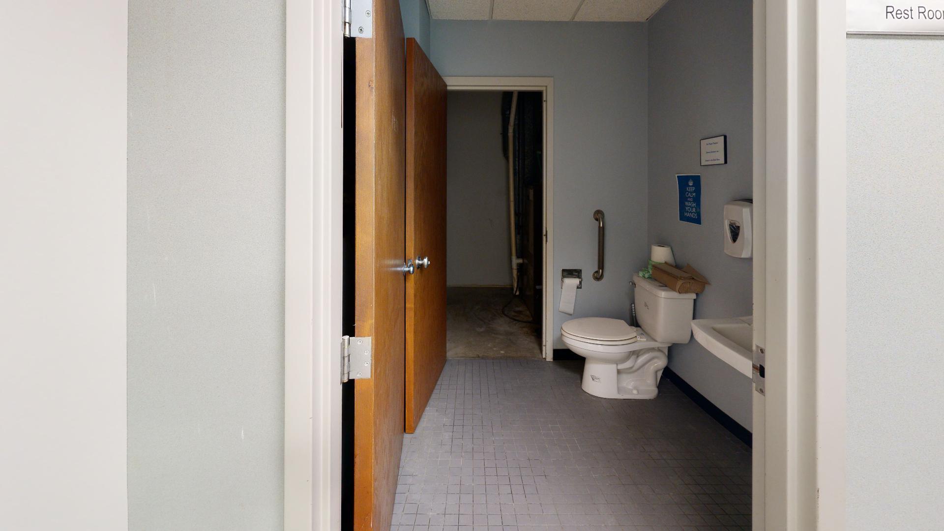 130-WILLMAR-Ave-Sw-Bathroom.jpg