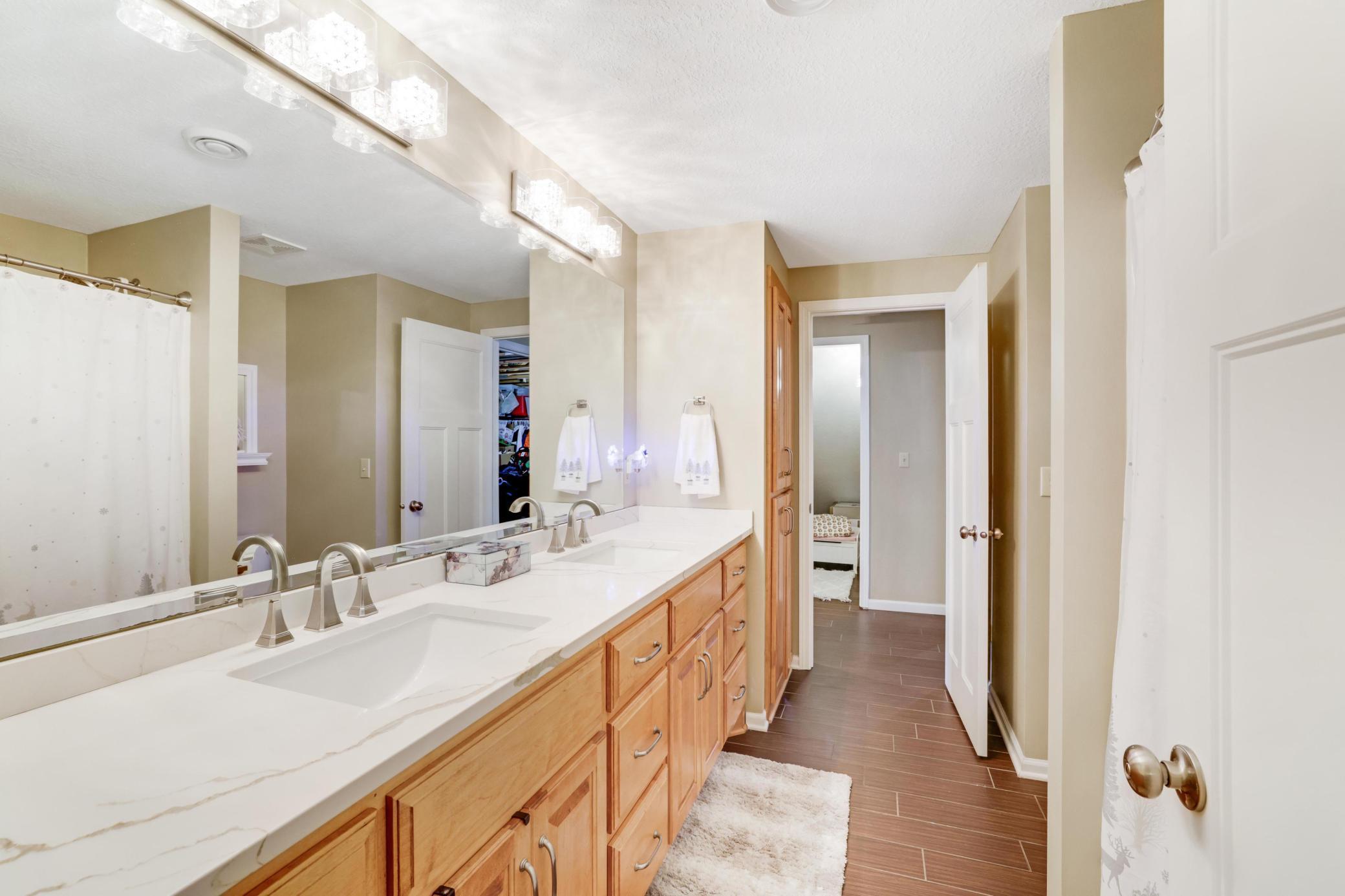 Lower Level Jack and Jill style full bathroom.