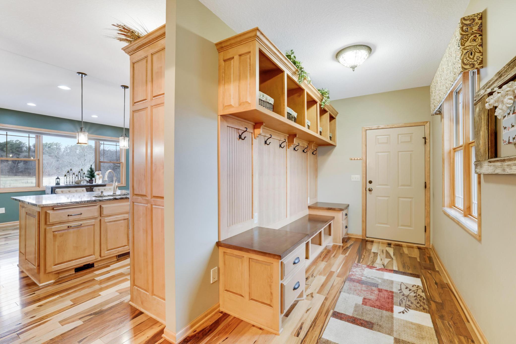 Spacious garage entry-area with built-ins, offering the perfect everyday functionality!