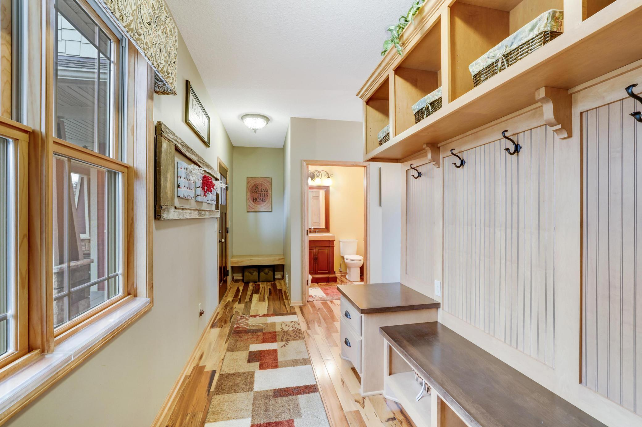 Spacious garage entry-area with built-ins, offering the perfect everyday functionality!