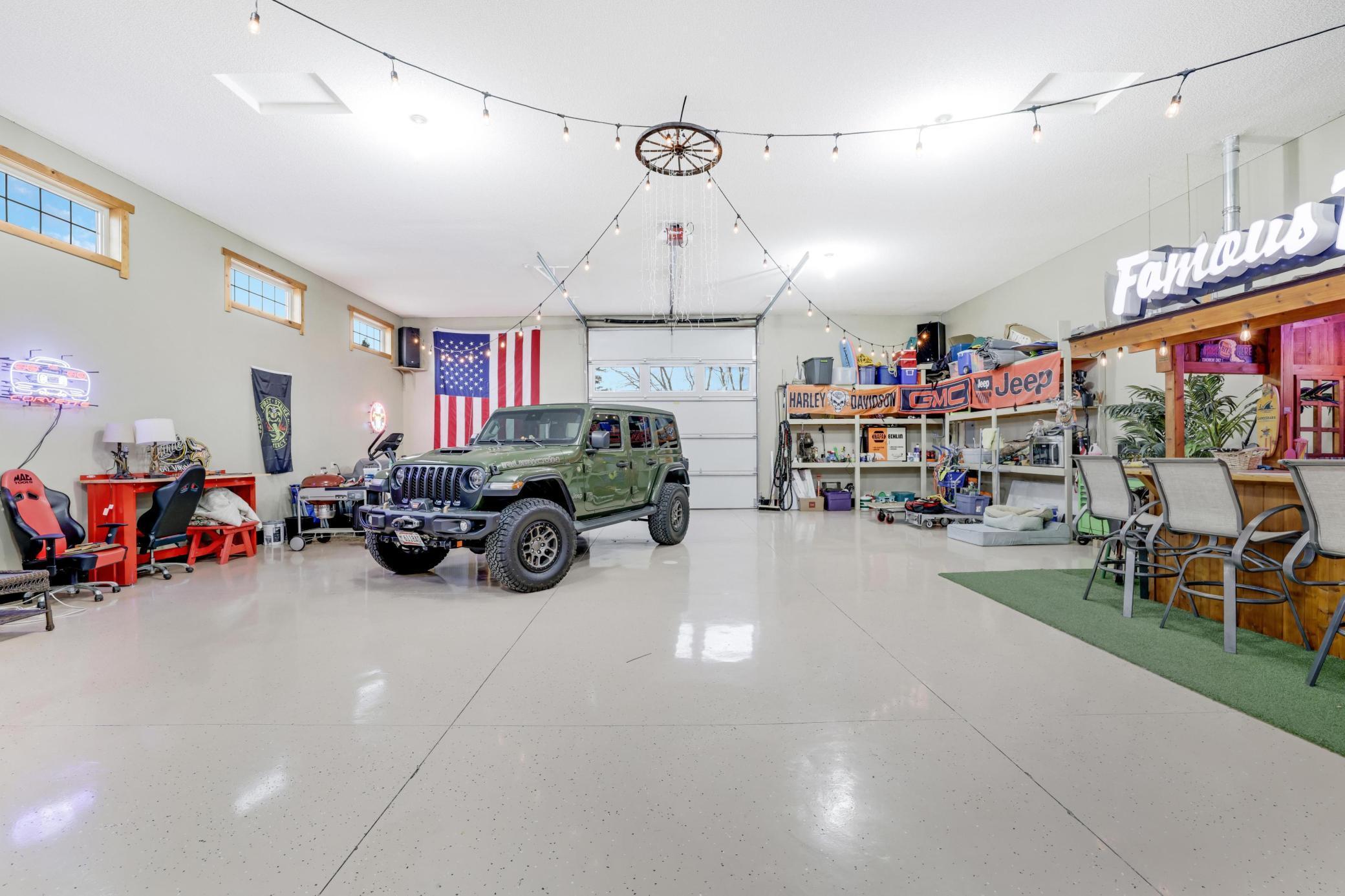 Discover everything to love about this shop! Whether you transform it into a productive workspace or a stylish entertaining area, your guest will be throughly impressed.