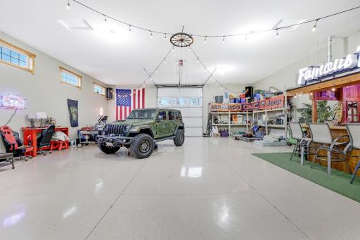 Discover everything to love about this shop! Whether you transform it into a productive workspace or a stylish entertaining area, your guest will be throughly impressed.