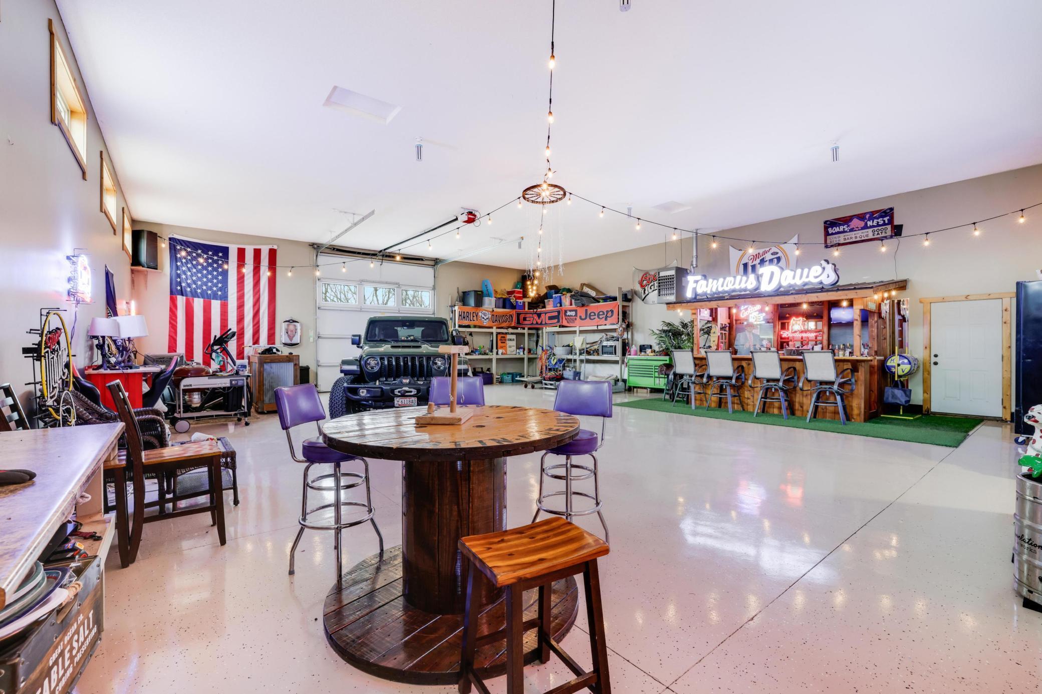 Discover everything to love about this shop! Whether you transform it into a productive workspace or a stylish entertaining area, your guest will be throughly impressed.