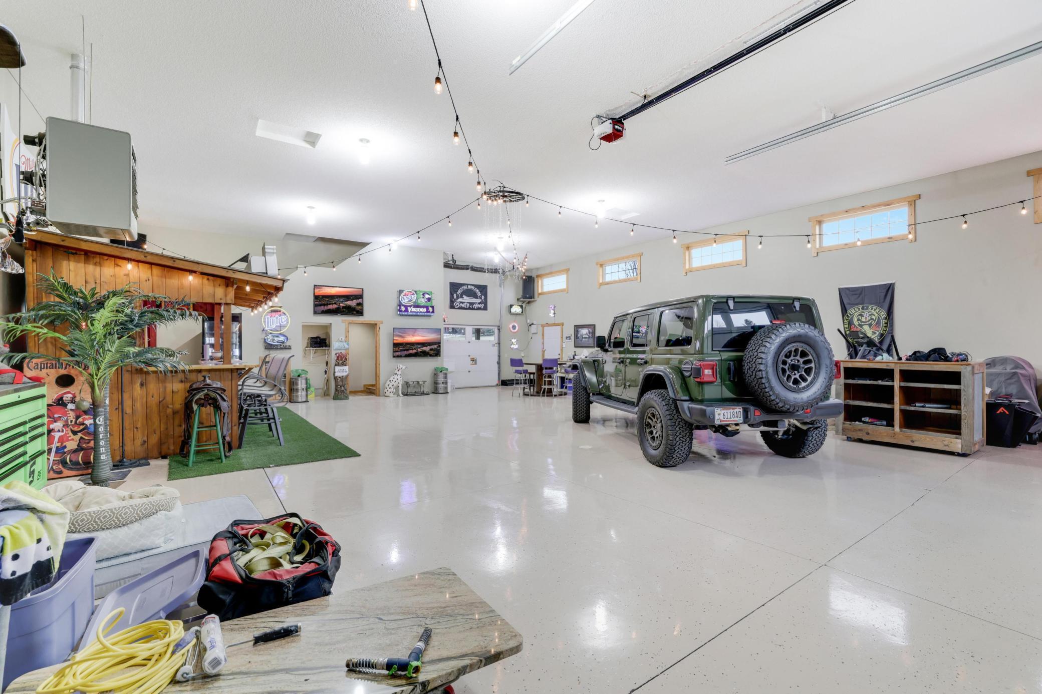 Discover everything to love about this shop! Whether you transform it into a productive workspace or a stylish entertaining area, your guest will be throughly impressed.