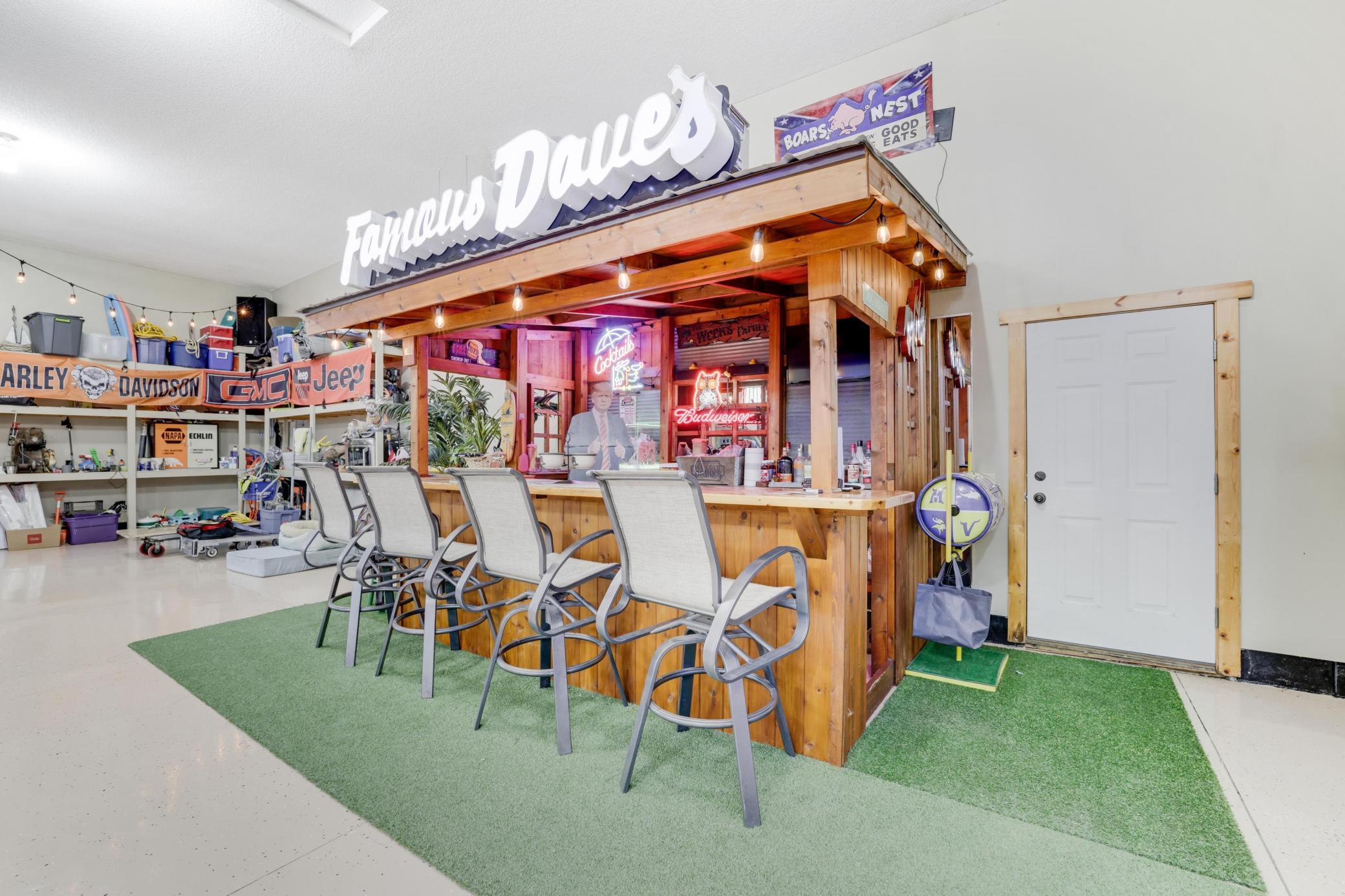 Discover everything to love about this shop! Whether you transform it into a productive workspace or a stylish entertaining area, your guest will be throughly impressed.