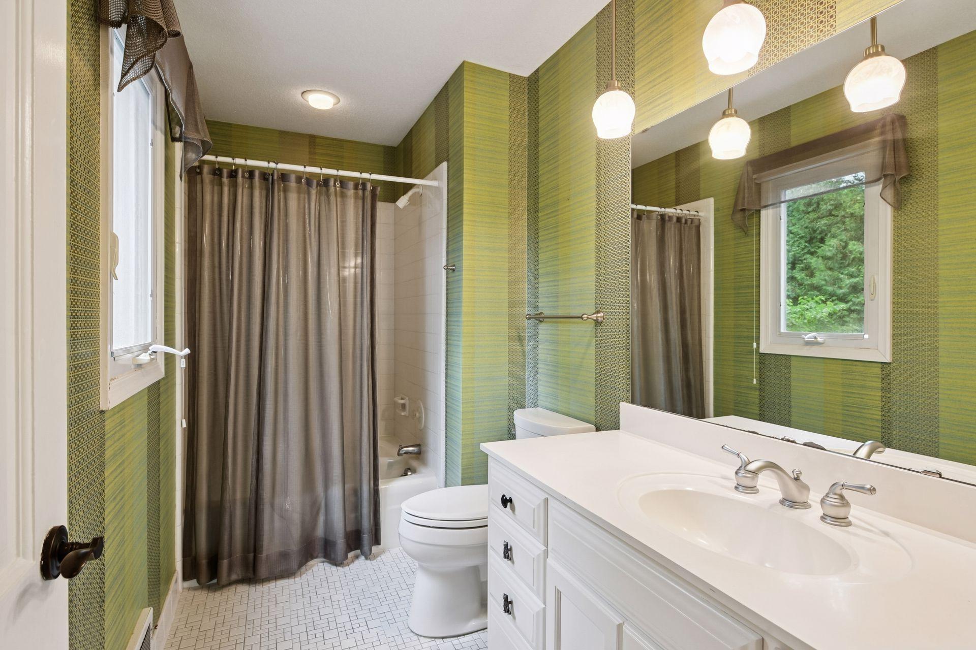 Full en-suite bath located in the 4th upper level bathroom