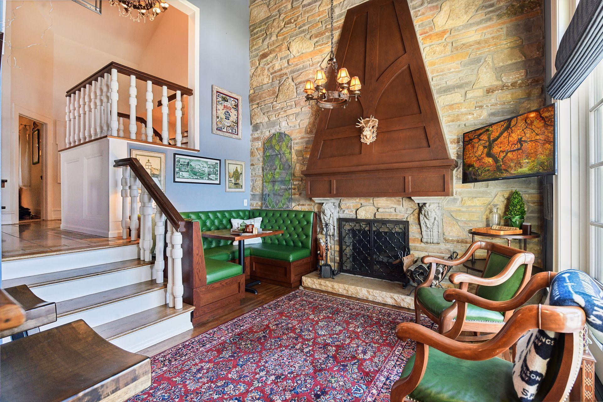 Lakeside Pub - Woodburning Fireplace and Cozy Booth