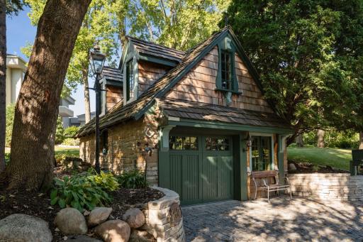 Restored Carriage House- Garage