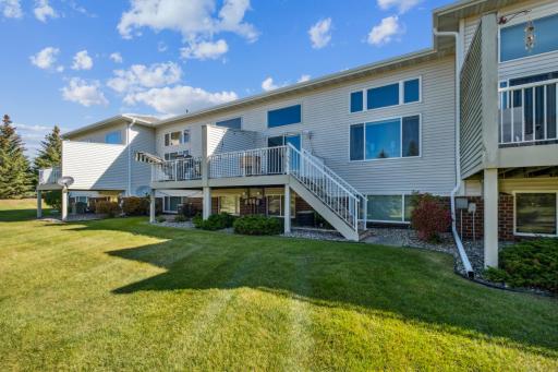 Large commons backyard - great for outdoor entertaining