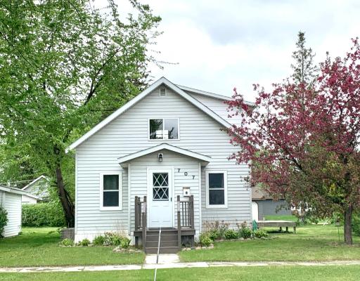 707 Center Street E, Roseau, MN 56751