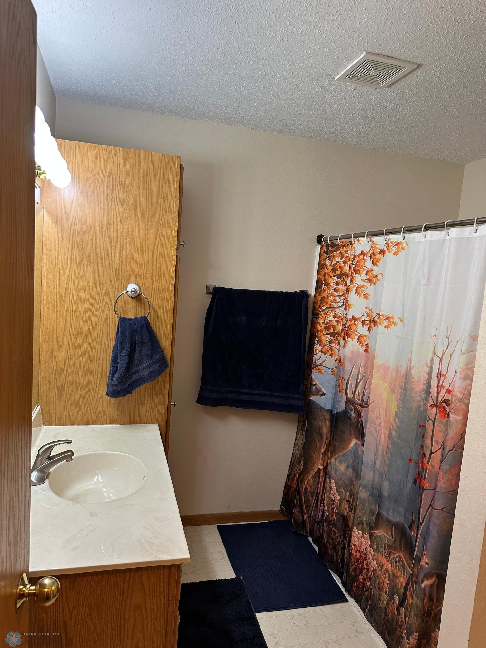 Hollywood Full Bathroom