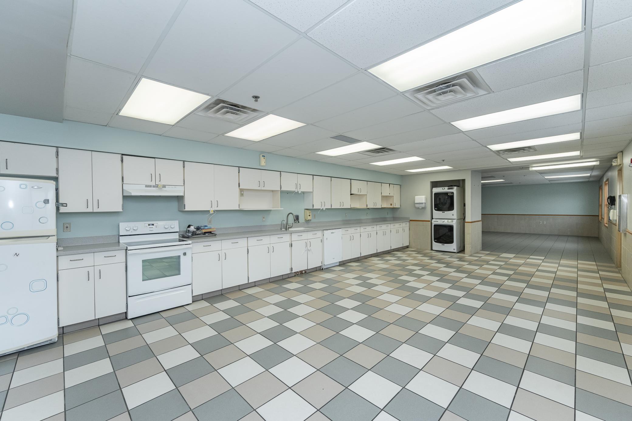 Large Kitchen Area w:stove, refrigerator & dishwasher.jpg