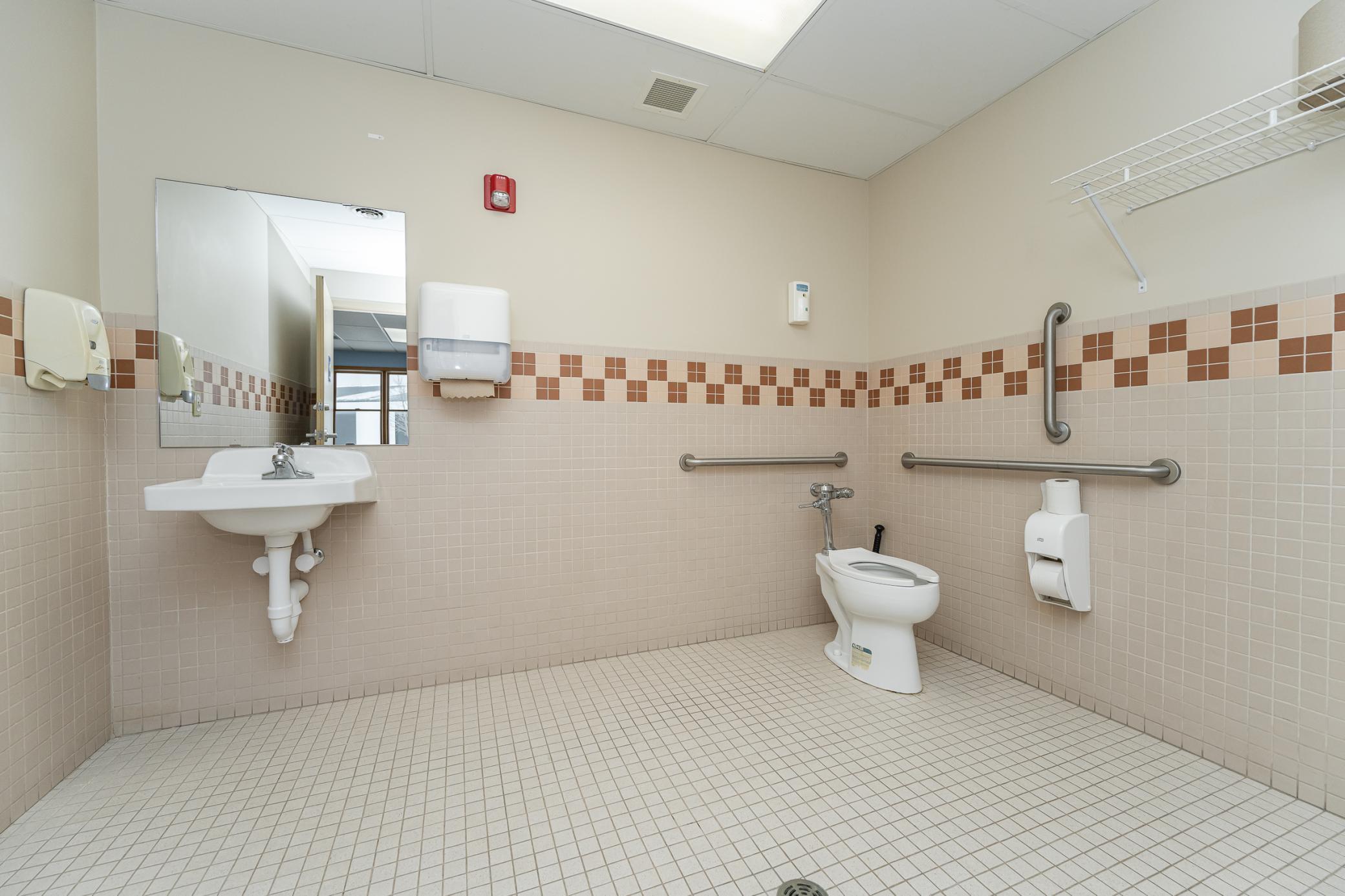 20 Large bathroom.jpg