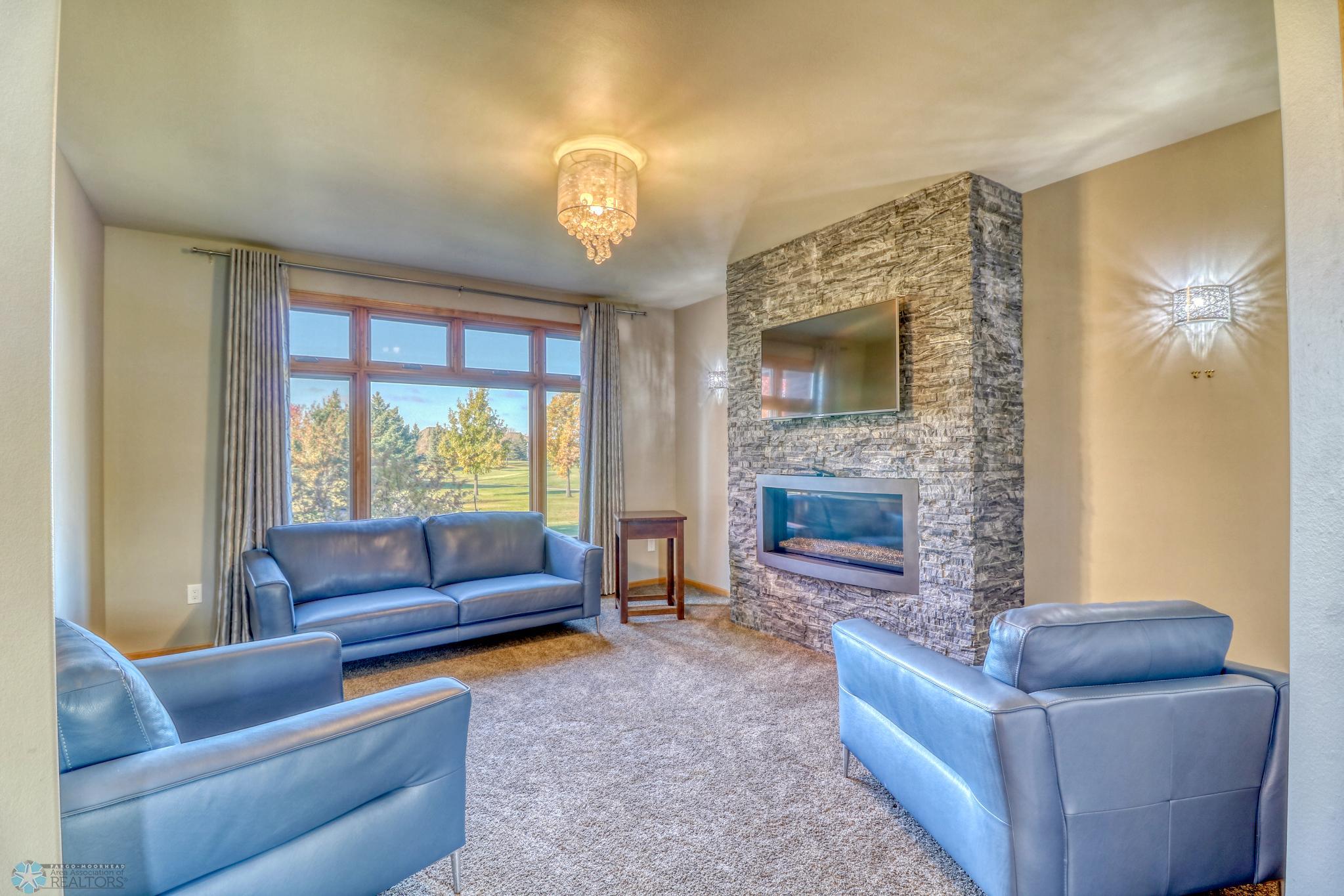 Familyroom1_1.jpg