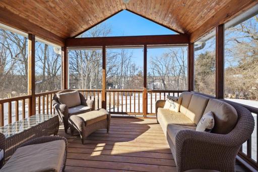 With panoramic views of Lake Goetschel as your backdrop, the space blends indoor comfort with the tranquility of nature.