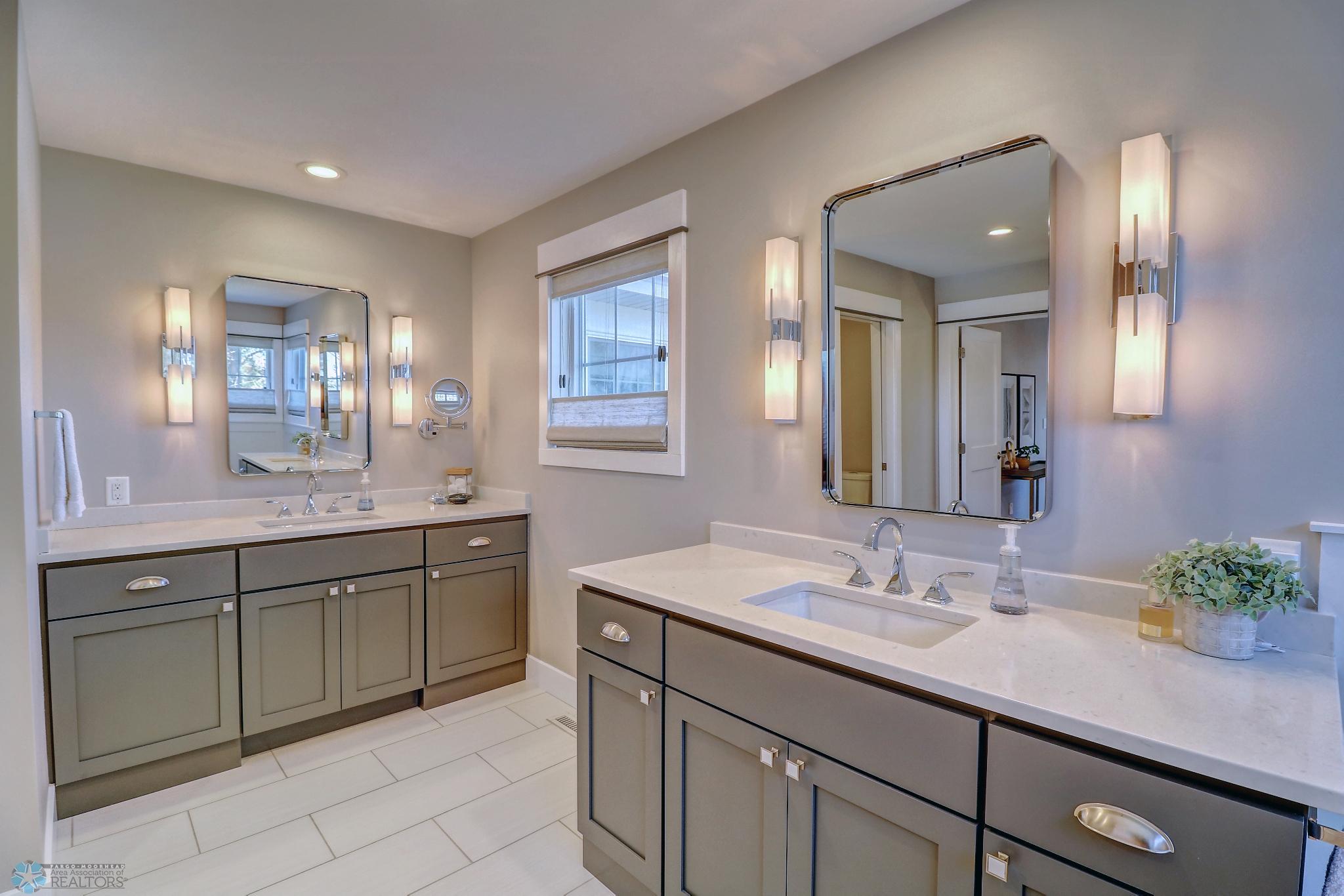 Primary Bathroom1_1.jpg