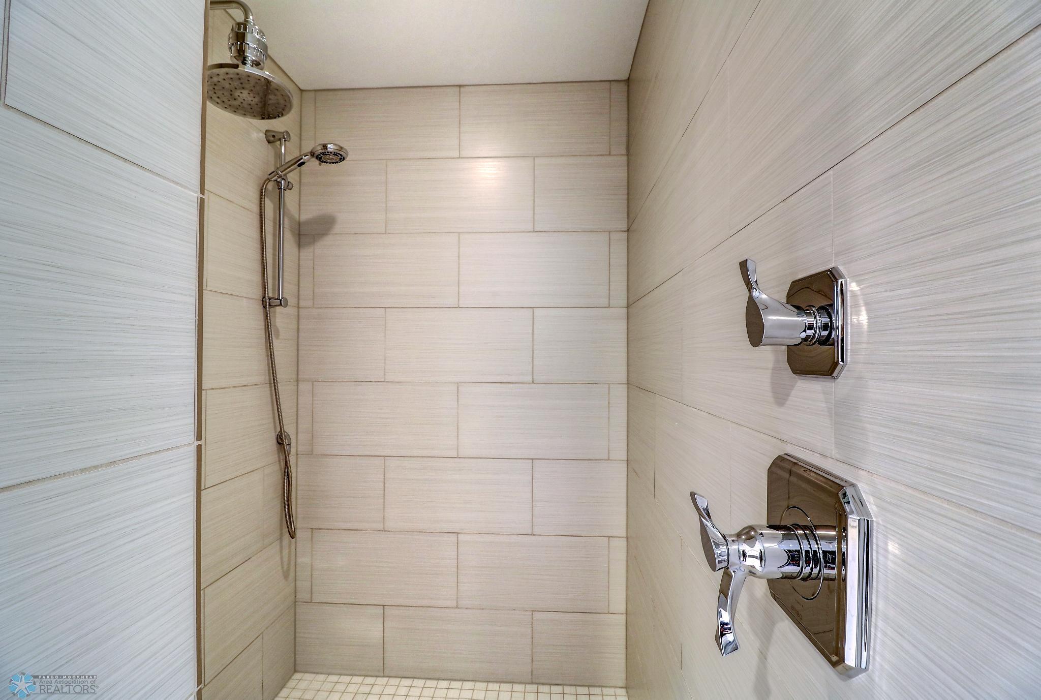 Primary Bathroom1_3.jpg