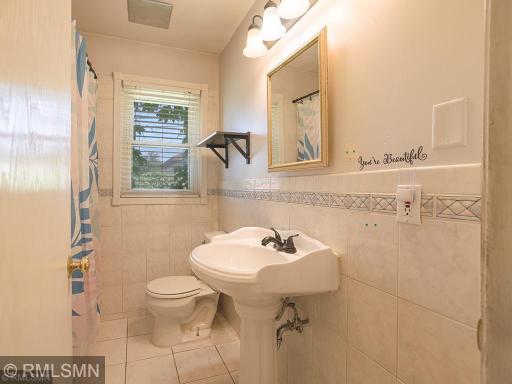 Main Floor bath room