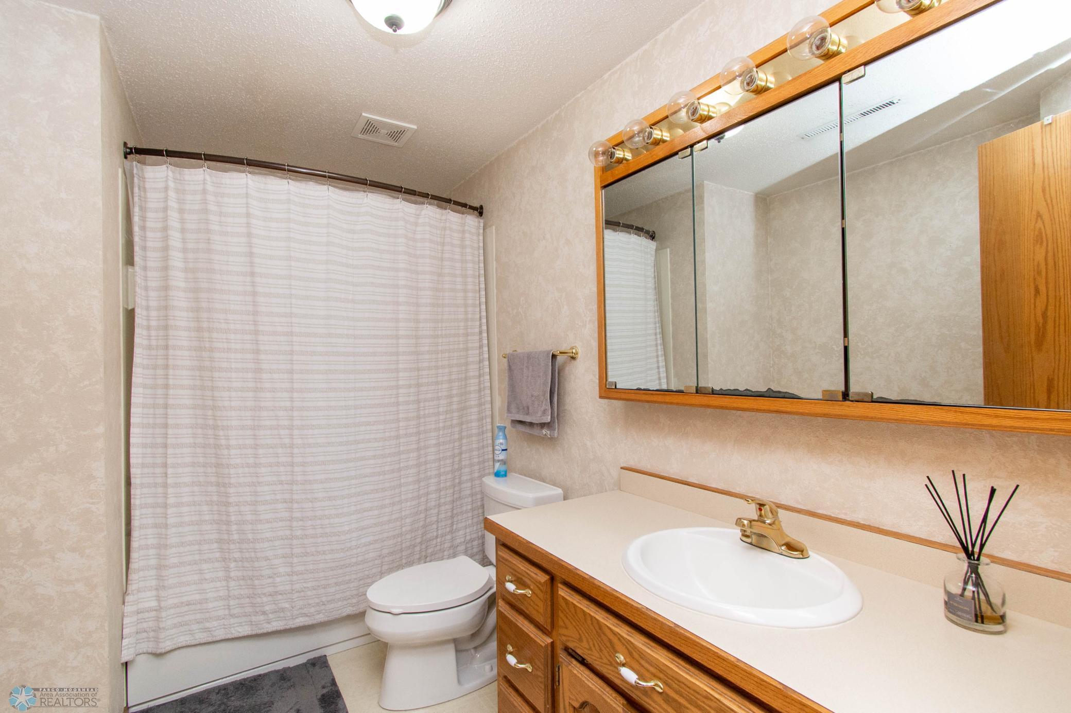 Bathroom 2 - Full
