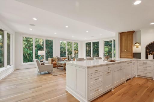 This chic kitchen bar seamlessly connects to the family room, creating the perfect space for entertaining and relaxation. Whether enjoying casual meals or hosting gatherings, this layout enhances the homeâs inviting atmosphere.