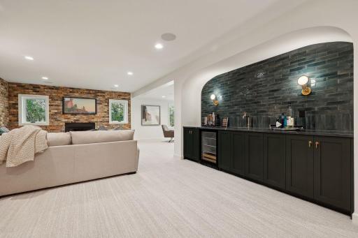 This amazing beverage bar is designed for entertaining, featuring a sleek and stylish wine fridge. Perfect for serving your favorite drinks, it adds a touch of sophistication to your space, making it ideal for gatherings and celebrations.