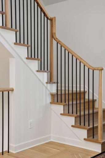Admire the stunning wall details of this luxury home, where light wood harmoniously contrasts with crisp white paint. This sophisticated combination enhances the space's elegance and brightness, creating a serene and inviting atmosphere.