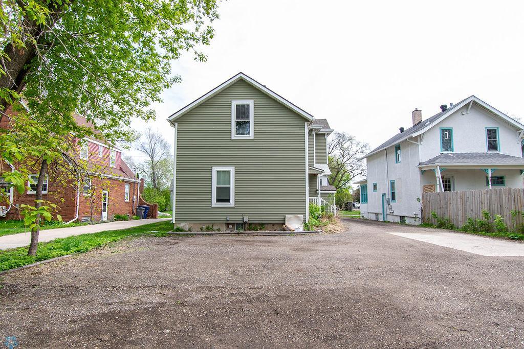 Parking/Rear Exterior