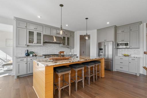 18925 49th Avenue N, Plymouth, MN 55446