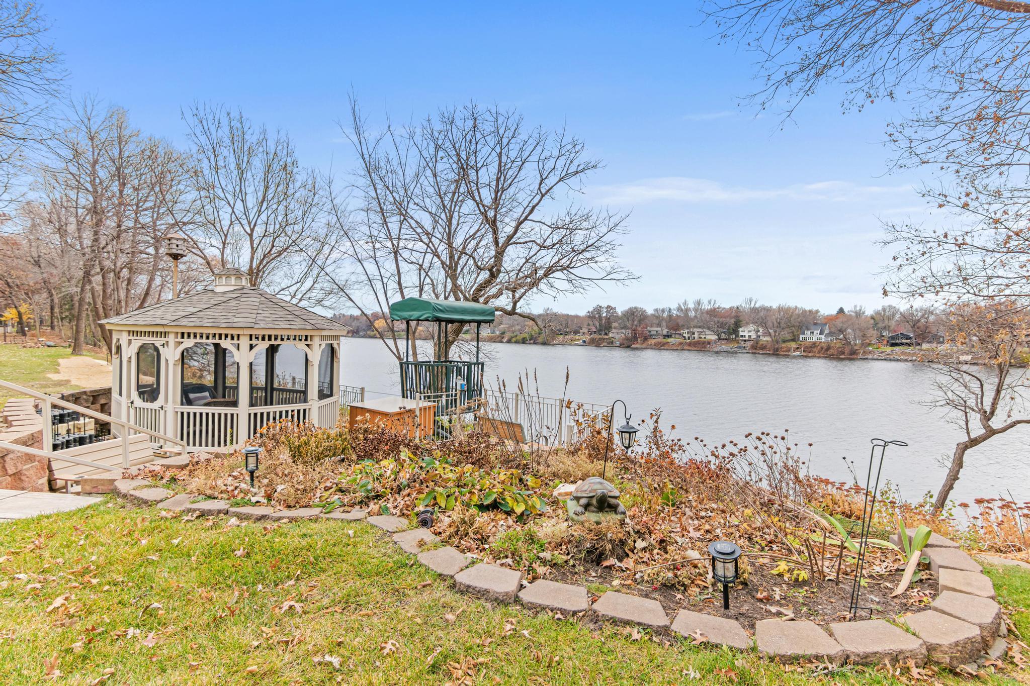 many beautiful gardens - the grounds are gorgeous!